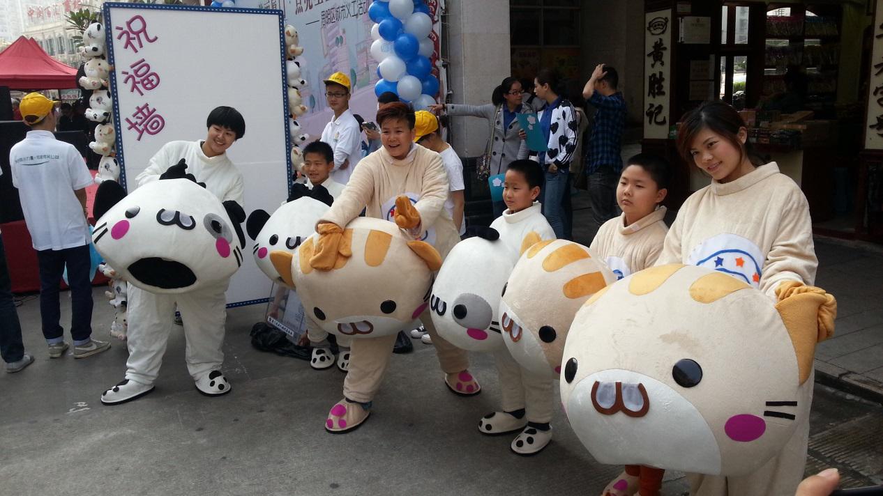 (好慷员工组成的人偶团队与小演员一起登台表演)